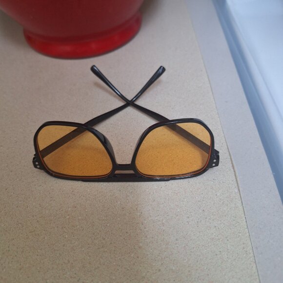 TWO WOMAN SUNGLASSES. - Picture 2 of 5